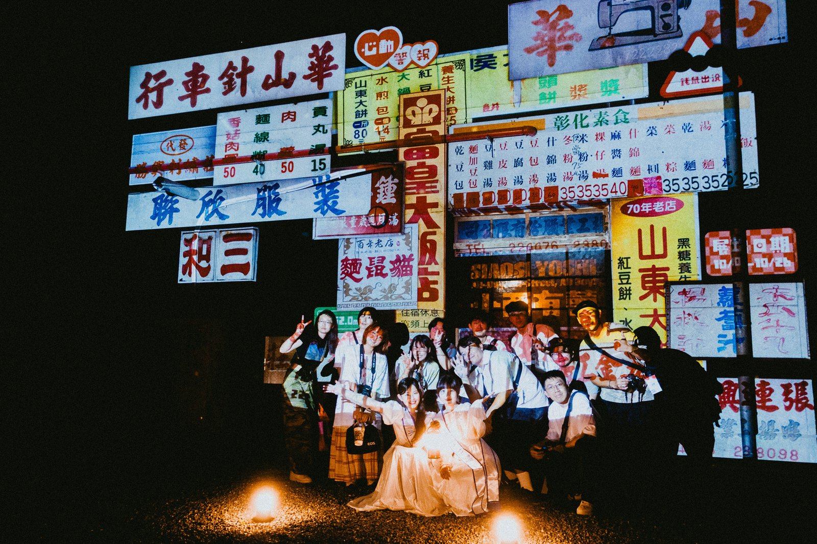 招牌牆前的群像