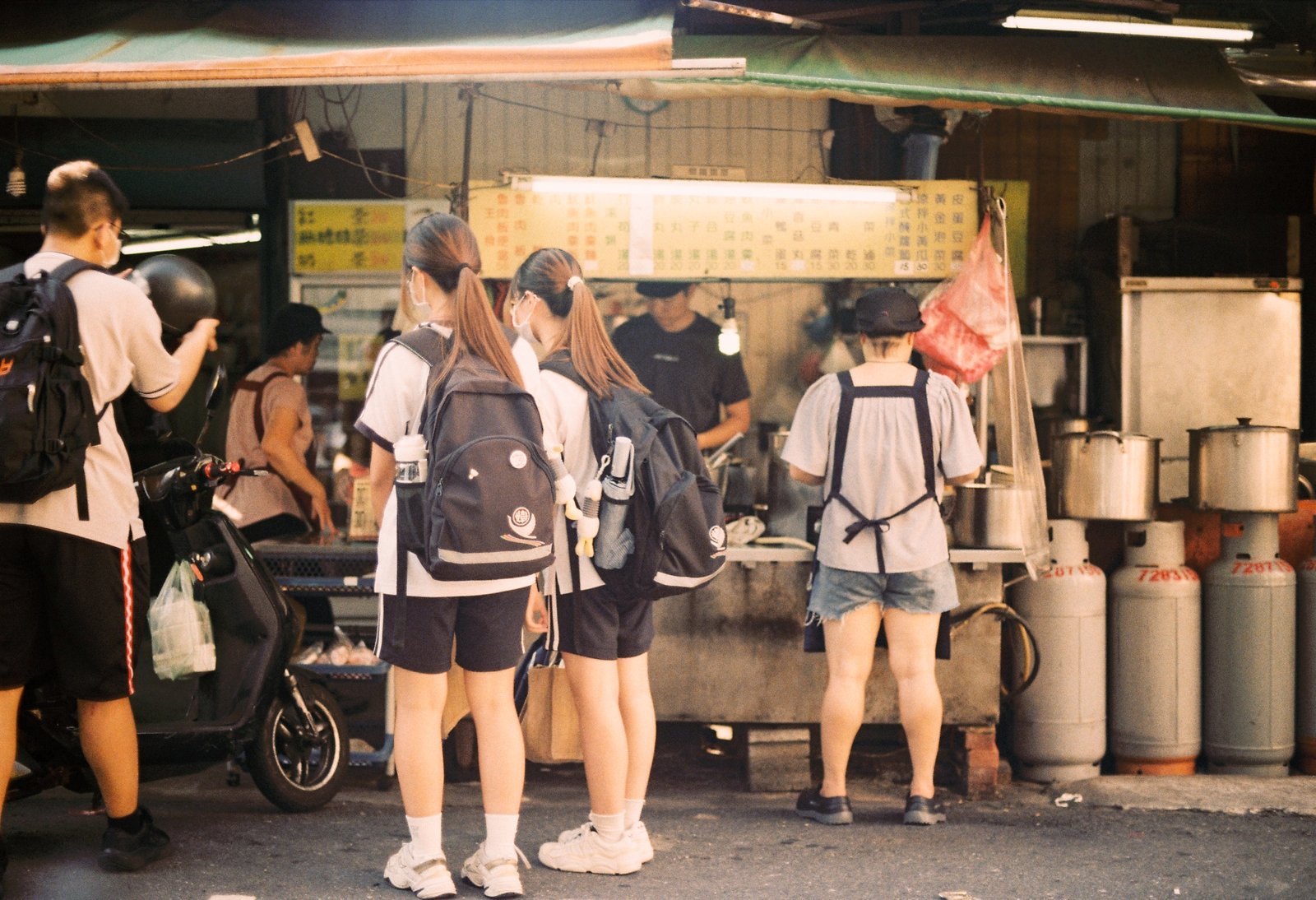 學員在小吃攤前取景