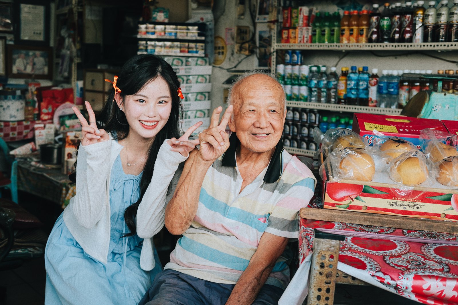 與雜貨店老闆的合影