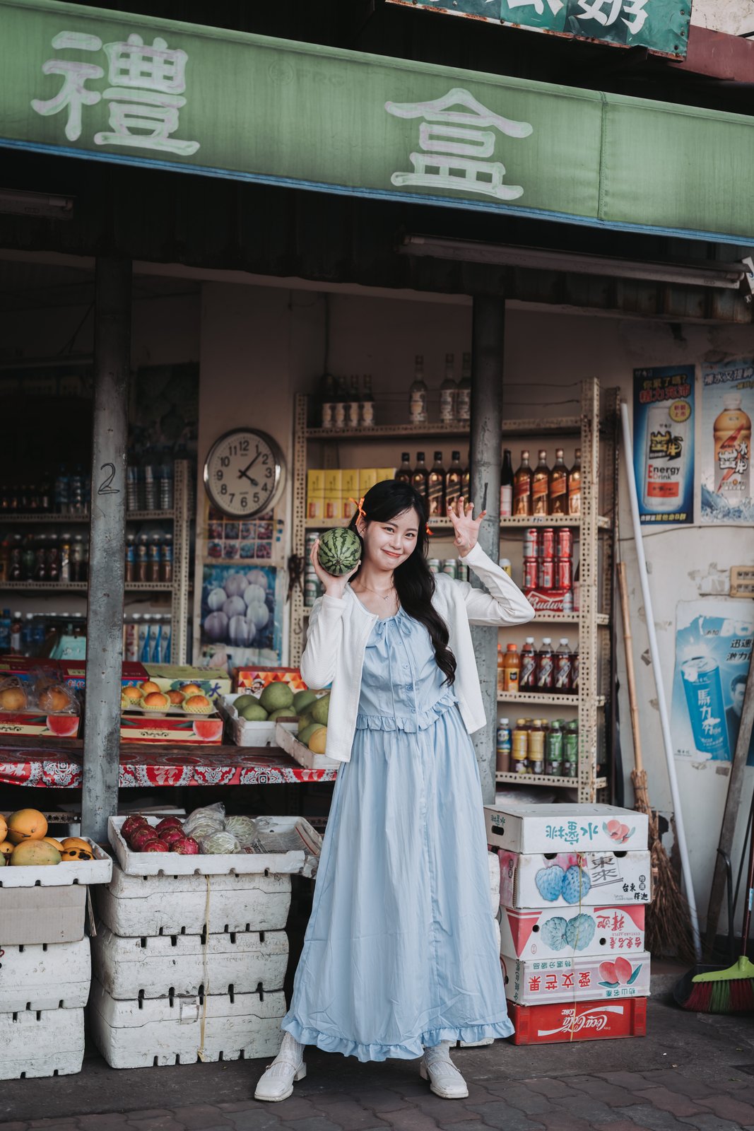 柑仔店貨架前