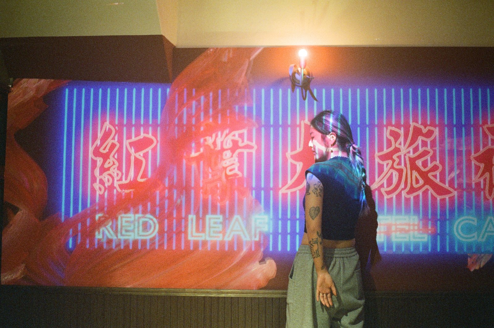 霓虹燈下的兩位參與者